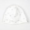 Idée cadeau de naissance pour ce bonnet  au motif enfantin de petites chouettes sur fond blanc en coton biologique.