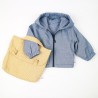 Tenue mi-saison pour bébé avec la veste jean et le sac en lin, fabriqués en France.
