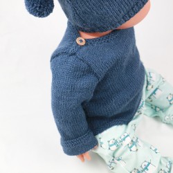 Laine vierge bio tricot main pour ce pull  bleu présenté sur mannequin bébé