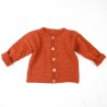 Veste en laine pour bébé couleur rouille déclinée du 6 au 24 mois, tricotée en France