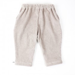 Pantalon doux en tissu organique beige, naturellement confortable pour bébé.