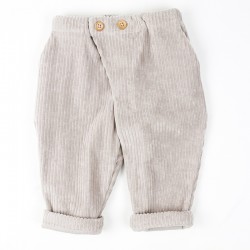 Maille souple pour le pantalon velours beige à boutons et poches, idéal pour l'hiver.