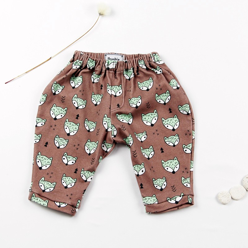Idée cadeau de naissance pour ce pantalon renards layette nature. Idée cadeau de naissance pour ce pantalon renards layette nature.