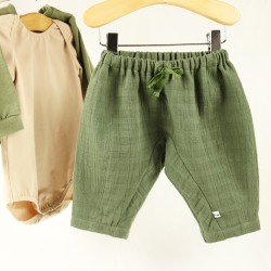 Faux-uni vert kaki pour ce petit pantalon bébé made in France.