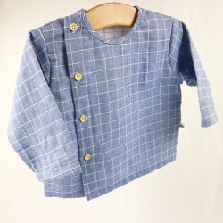 La chemise à carreaux boutonnage côté, un vêtement stylé pour les petits.