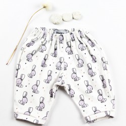 Idée cadeau de naissance pour ce pantalon lapins layette nature.