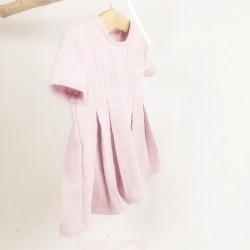 Tenue de sortie pour toutes les invitations de l'été, la petite robe rose guimauve à plis creux.