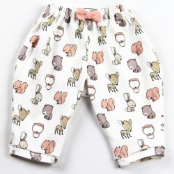 Idée cadeau de naissance pour ce pantalon aux motifs rigolos façon layette nature.