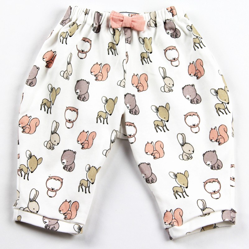 Idée cadeau de naissance pour ce pantalon aux motifs rigolos façon layette nature. Idée cadeau de naissance pour ce pantalon aux motifs rigolos façon layette nature.