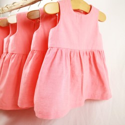 Création française pour la robe abricot déclinée du 3 au 24 mois.