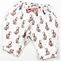 Idée cadeau de naissance pour ce pantalon aux motifs enfantins façon layette.