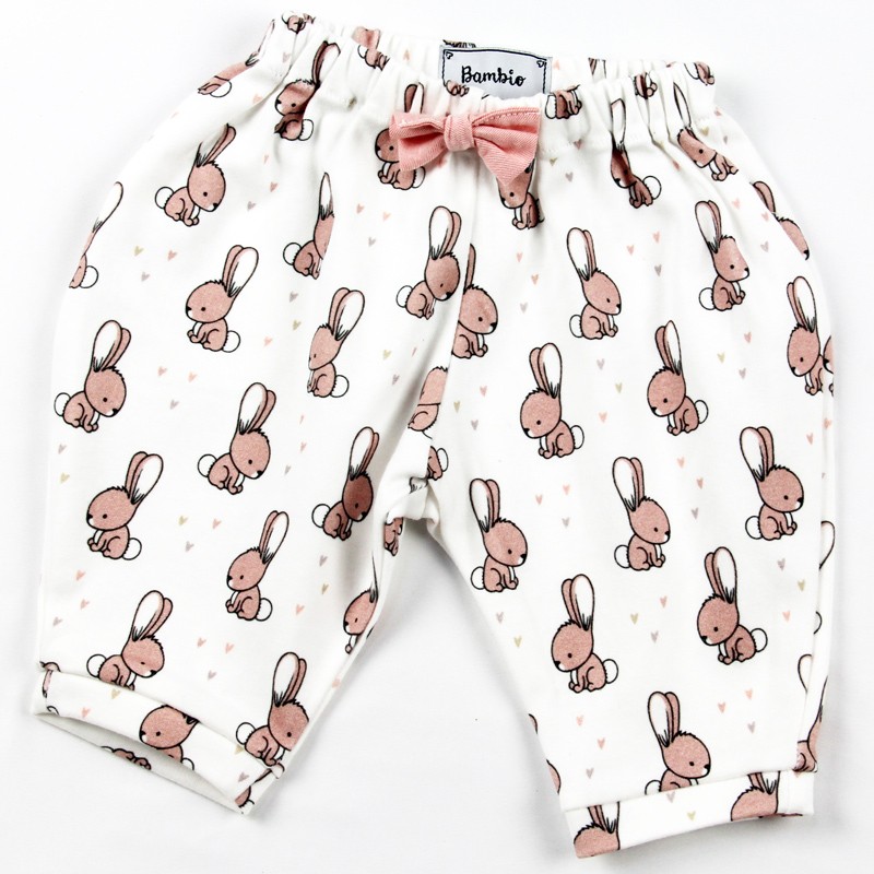 Idée cadeau de naissance pour ce pantalon aux motifs enfantins façon layette. Idée cadeau de naissance pour ce pantalon aux motifs enfantins façon layette.