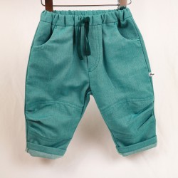 Idée cadeau de naissance pour ce pantalon de bébé structuré et stylé en coton bio made in france.
