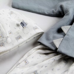Blouse création couture pour bébé en tissu certifié bio de fabrication artisanale aux finitions soignées.