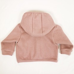 Veste beige rosé bébé en coton organique certifié GOTS, fabriquée en France.