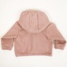 Veste beige rosé bébé en coton organique certifié GOTS, fabriquée en France.