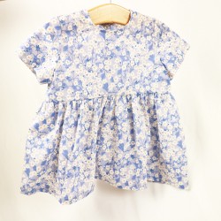 Charmante petite robe d'été pour fillette en coton tissé biologique bleu et blanc.