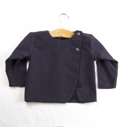 Idée cadeau de naissance pour cette petite veste fille aux détails enfantins façon layette nature
