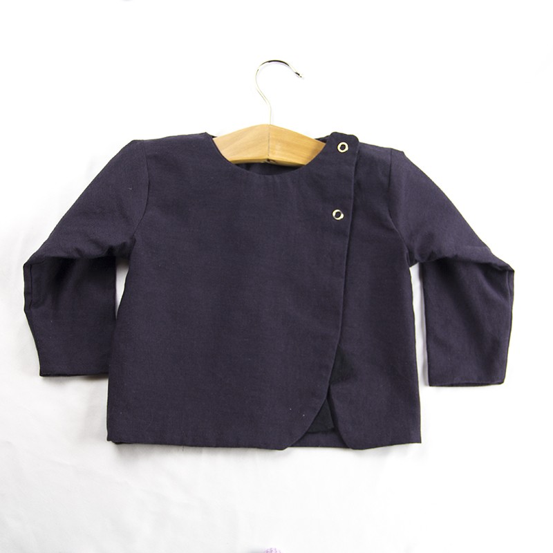 Idée cadeau de naissance pour cette petite veste fille aux détails enfantins façon layette nature Idée cadeau de naissance pour cette petite veste fille aux détails enfantins façon layette nature
