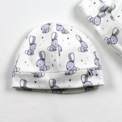 Idée cadeau de naissance pour ce petit bonnet aux motifs enfantins façon layette nature