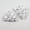 Utilisation de Tissus biologiques pour fabriquer ce petit bonnet de bébé de façon artisanale.