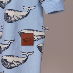 Pyjama baleineaux et son étiquettes faux cuir assortie, création Bambio.