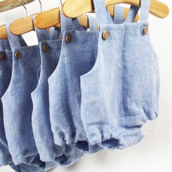 Les barboteuse baby blue de Bambio, le lin et les petits boutons en bois, un style naturel et chic.