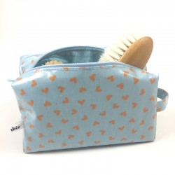 Trousse cœurs orange doublée velours bleu, pour la toilette de bébé.