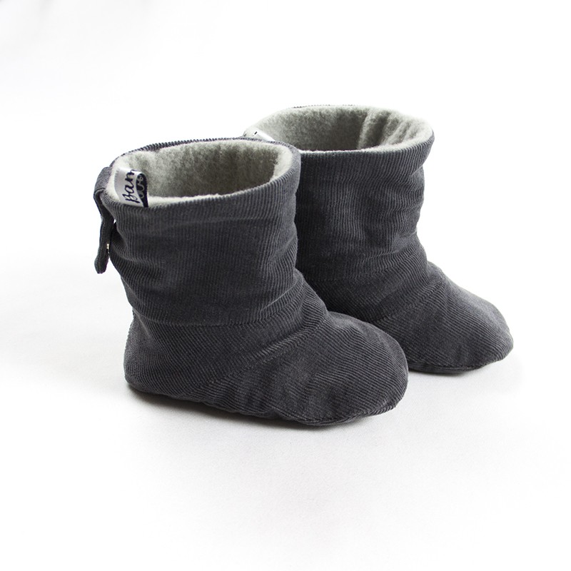 Tissu biologique pour fabriquer ces petites bottes de bébé de façon artisanale Tissu biologique pour fabriquer ces petites bottes de bébé de façon artisanale
