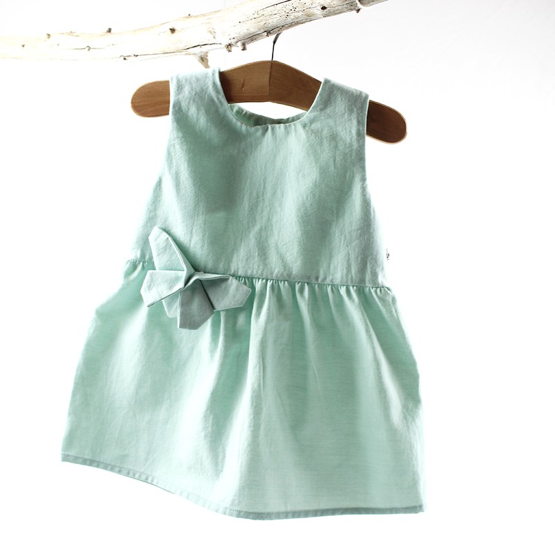 Idée cadeau de naissance pour cette élégante robe fillette unie en coton bio Idée cadeau de naissance pour cette élégante robe fillette unie en coton bio