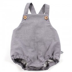 Idée cadeau de naissance pour cette barboteuse bébé une coupe classique tendance.