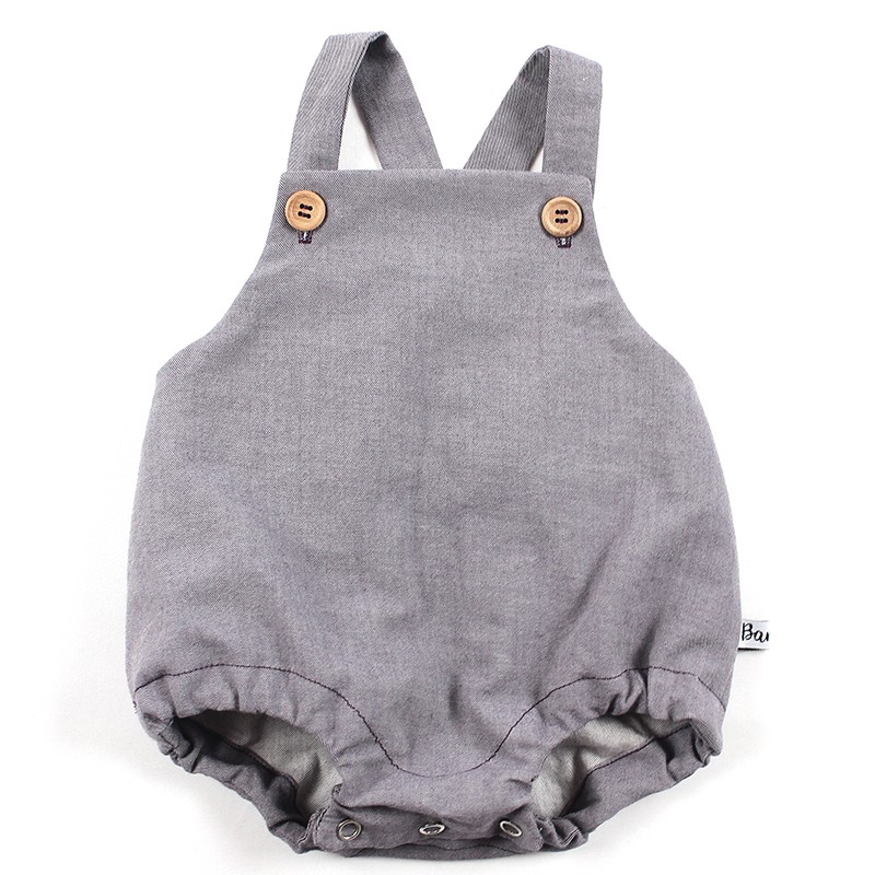 Idée cadeau de naissance pour cette barboteuse bébé une coupe classique tendance. Idée cadeau de naissance pour cette barboteuse bébé une coupe classique tendance.