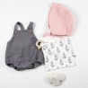 Ensemble coordonné vêtements et accessoires bébé en coton biologique.