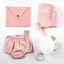Présentation de vêtements et accessoires bébés en coton bio.