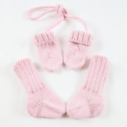 Idée cadeau coffret bébé mode tricot chaussettes et moufles assorties.