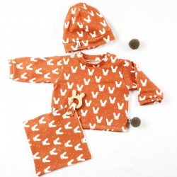 Idée cadeau de naissance pour cet ensemble bébé avec tee-shirt bonnet et doudou lapins stylé et bio