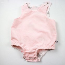 Barboteuse velours rose bébé fille en coton biologique.