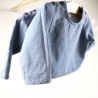 Tissu biologique pour fabriquer cette blouse jean résistante façon artisanale.