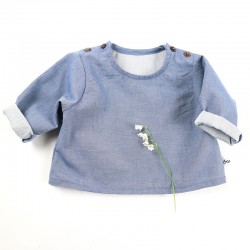 Idée cadeau de naissance pour cette blouse jean mixte en coton organique.