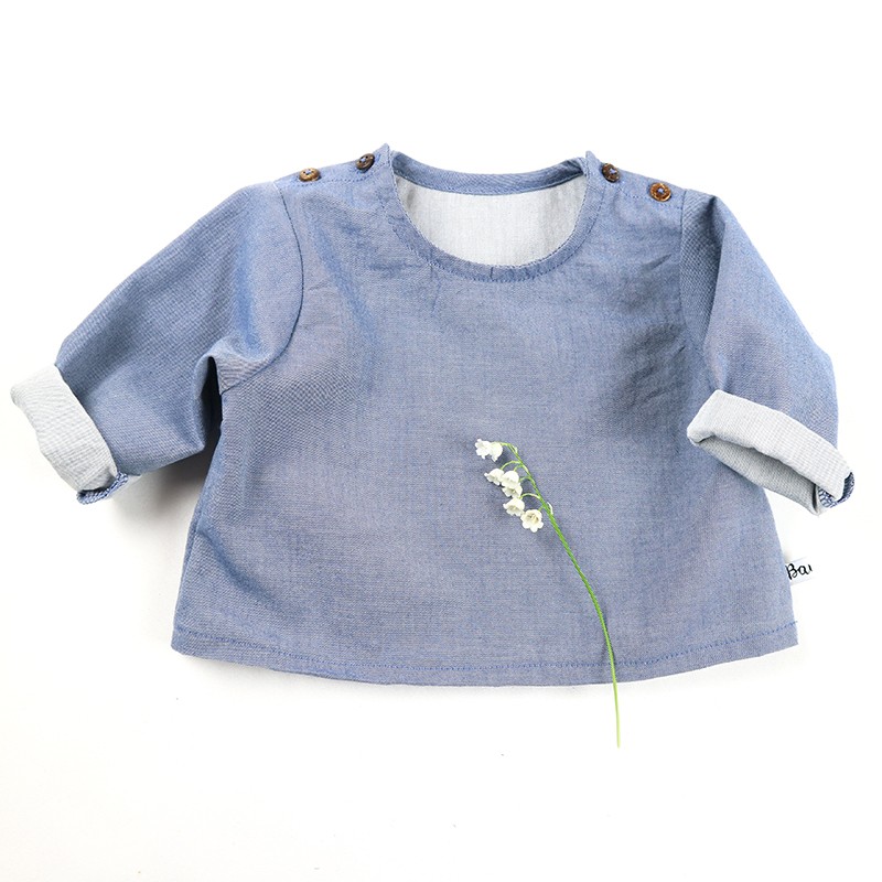 Idée cadeau de naissance pour cette blouse jean mixte en coton organique. Idée cadeau de naissance pour cette blouse jean mixte en coton organique.