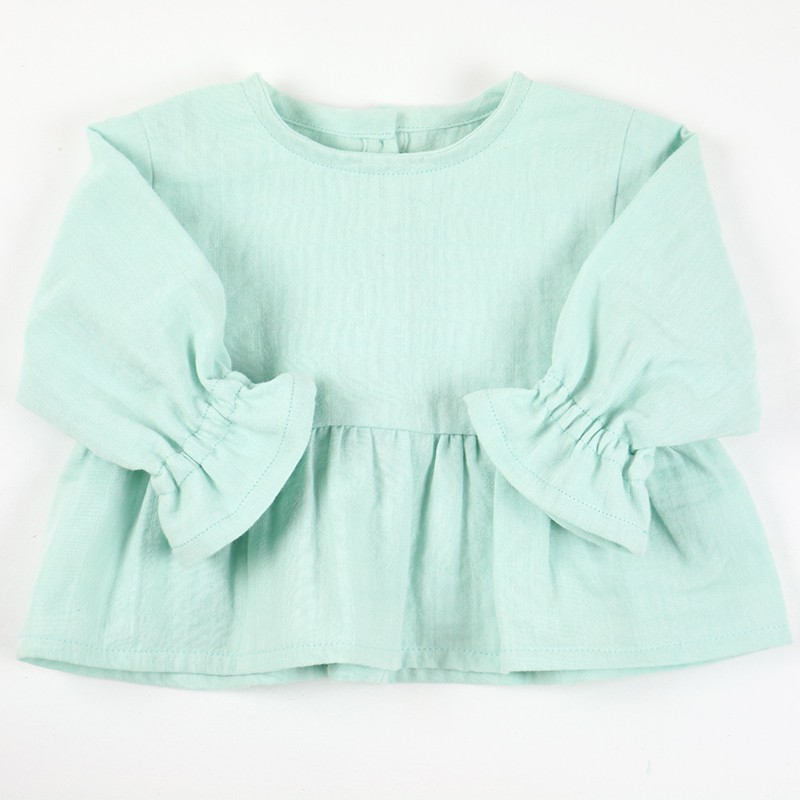 Idée cadeau de naissance pour cette blouse lange bleu-vert en coton organique. Idée cadeau de naissance pour cette blouse lange bleu-vert en coton organique.