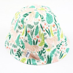 Matière naturelle 100% bio pour ce chapeau de soleil bébé motif jungle.