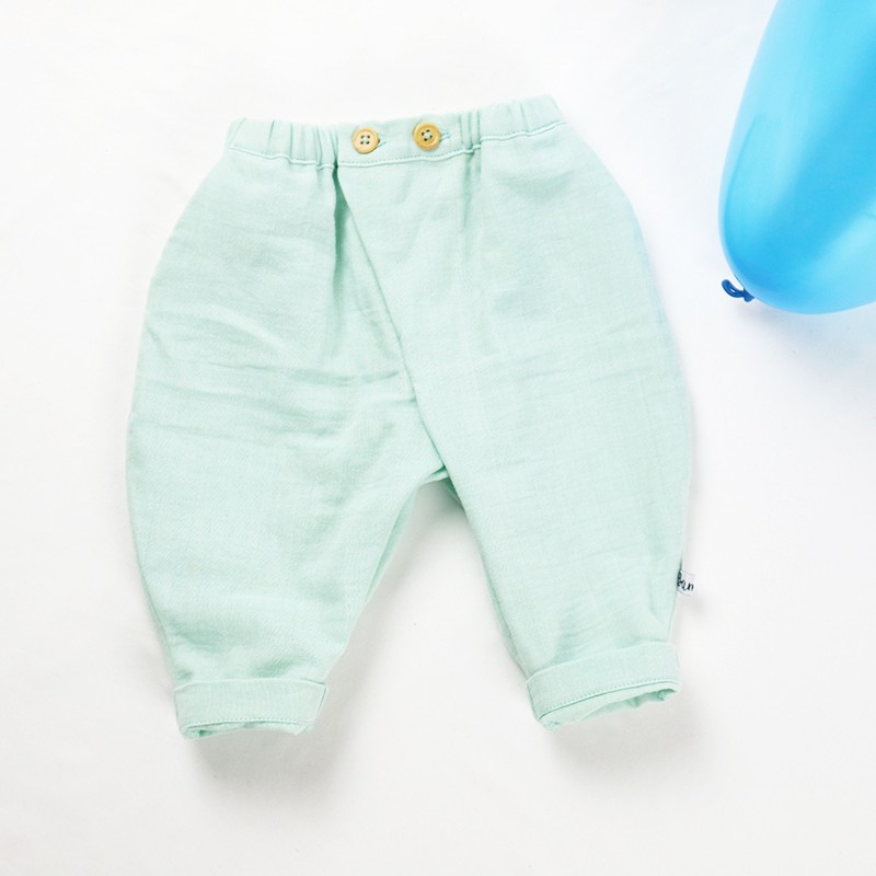 Joli pantalon bébé en lange de coton biologique taille 3 mois. Joli pantalon bébé en lange de coton biologique taille 3 mois.