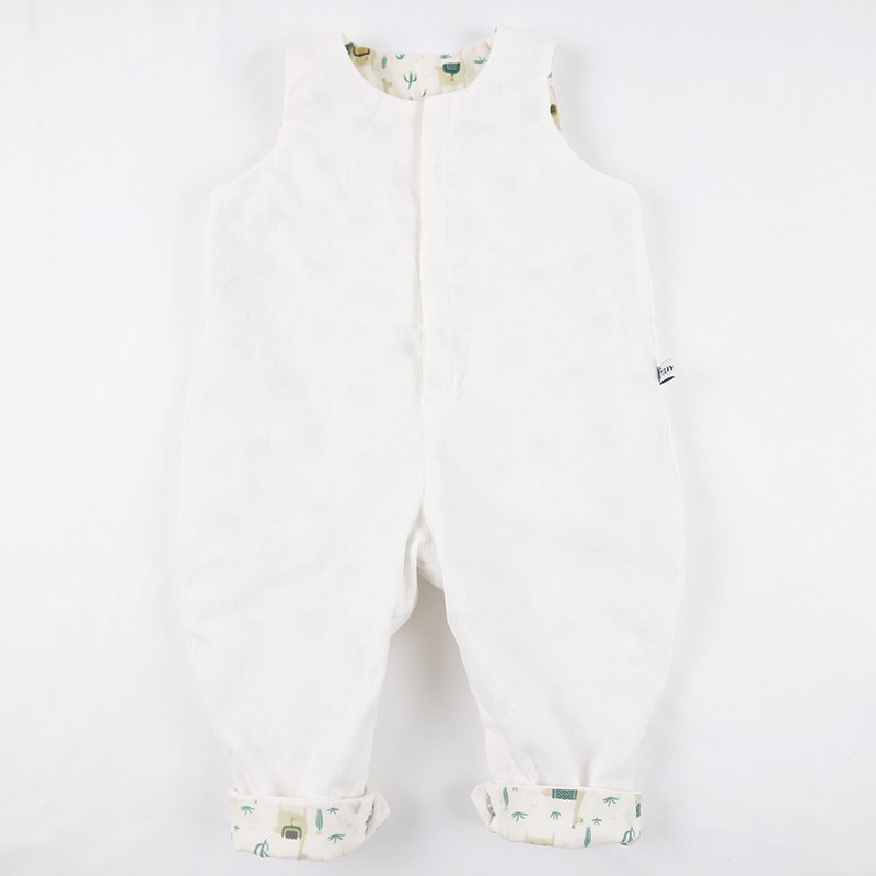 Idée cadeau de naissance une combinaison en velours de coton organique doublée motifs lama. Idée cadeau de naissance une combinaison en velours de coton organique doublée motifs lama.