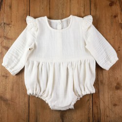 Idée cadeau de naissance pour cette barboteuse lange écru en coton organique.