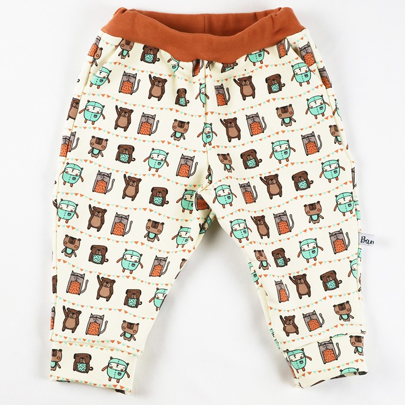 Pantalon bébé en sweat de coton biologique, un cadeau de naissance original et unique. Pantalon bébé en sweat de coton biologique, un cadeau de naissance original et unique.