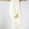Un lange doudou multiusage en coton bio avec son ourson en bois noué, cadeau pratique et original.