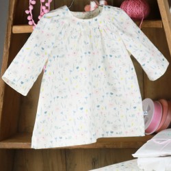 Idée cadeau de naissance la robe bébé printanière Giulia en coton biologique, un vêtement sain et fabriqué en France.