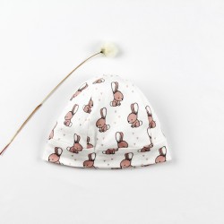 Idée cadeau de naissance pour ce petit bonnet layette nature.