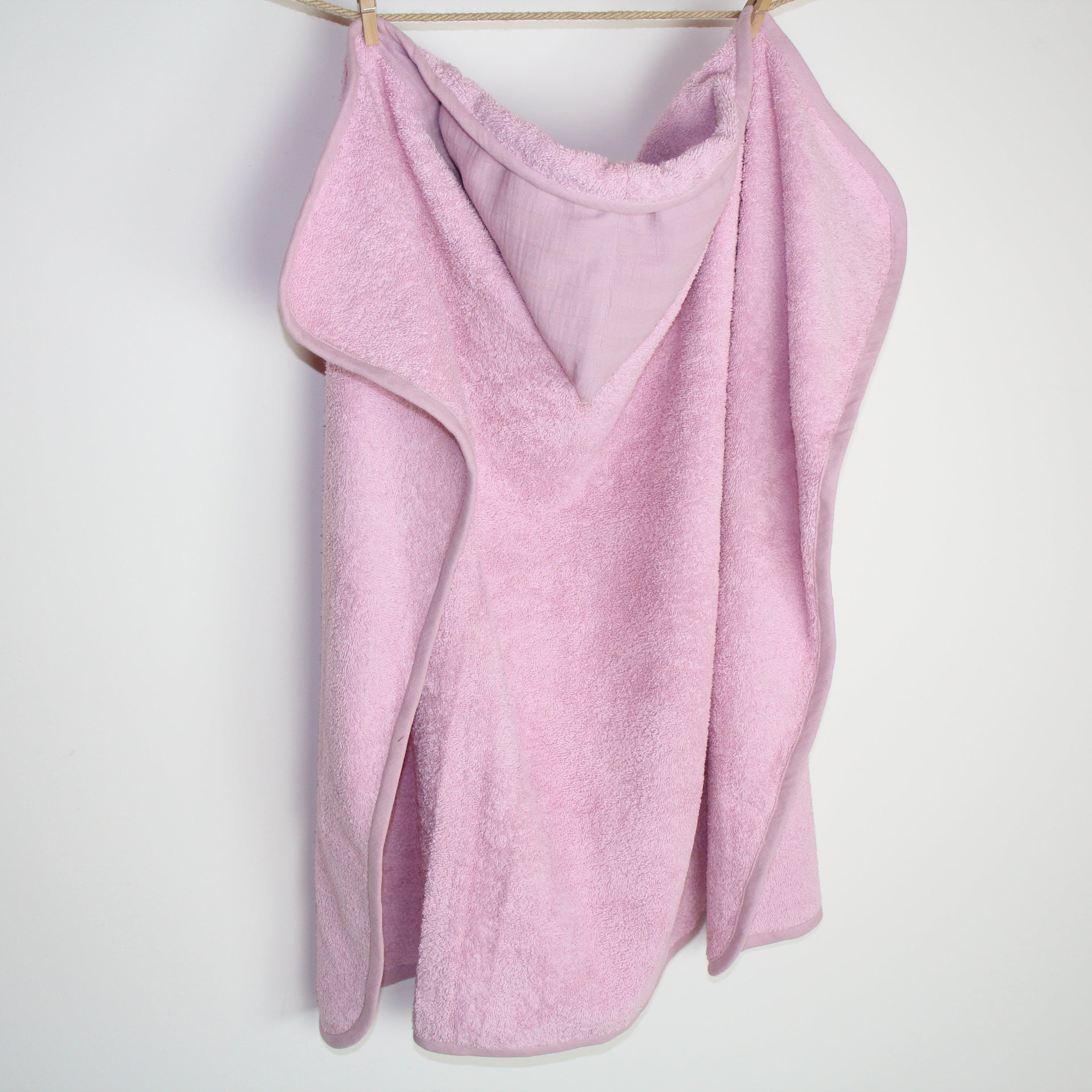 Cape de bain lilas en matières biologiques conçues pour les peaux délicates des bébés